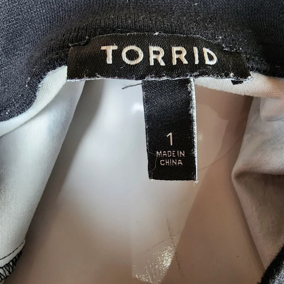 Torrid Zip Front Bomber Jacket Floral Rayon Blend Black Pink Size 1 - Picture 2 of 13